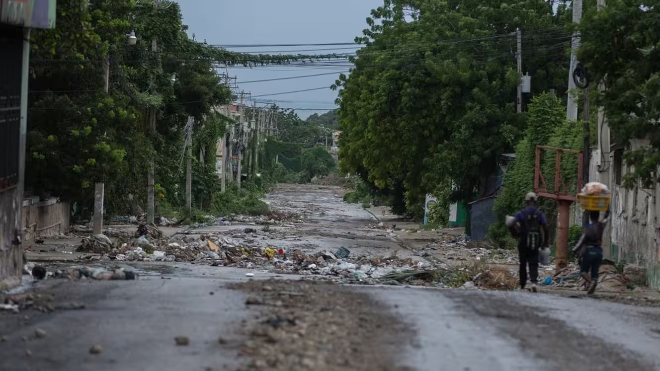 Une rue dévastée en Haïti après la passage de l'Ouragan Mélissa