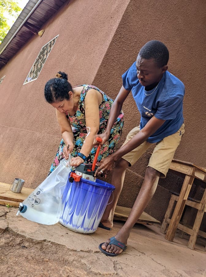 Amoddou utilise le filtre à eau ORISA pour sa caravane médicale en Guinée