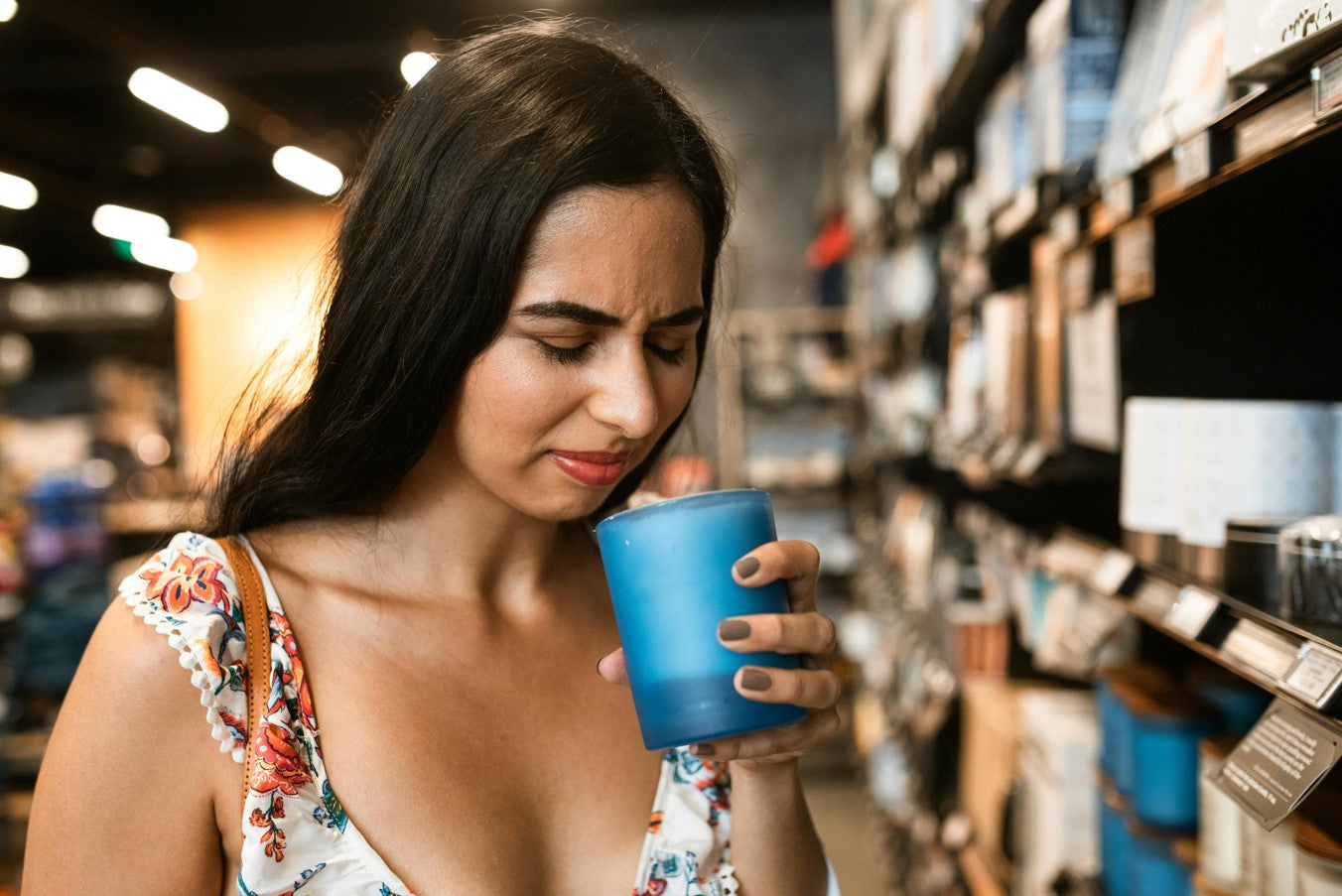 Une femme tient un verre d'eau dans sa main qui ne sent pas bon