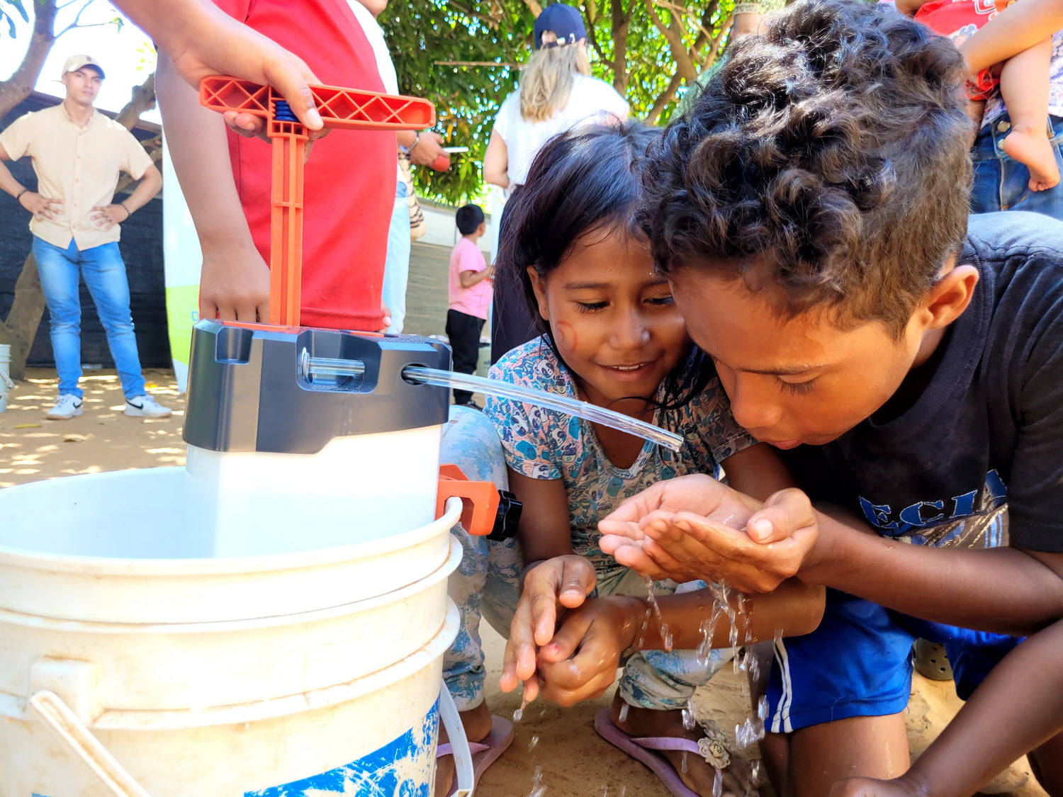 Enfants buvant l'eau du purificateur en Colombie