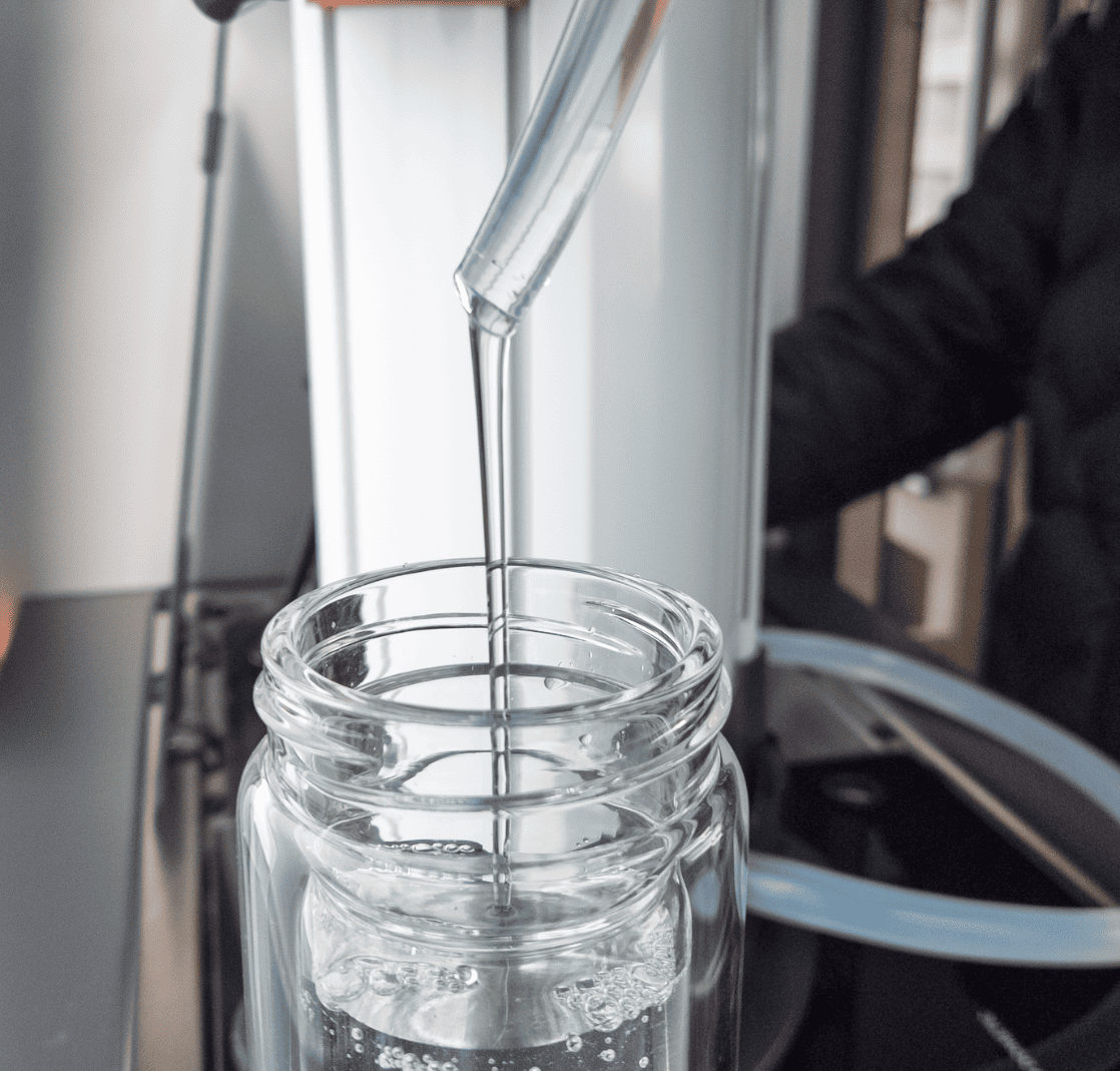eau filtrée par le purificateur d'eau orisa dans un van
