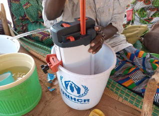Photo du purificateur d'eau ORISA dans un seau au Niger avec Solidarités international