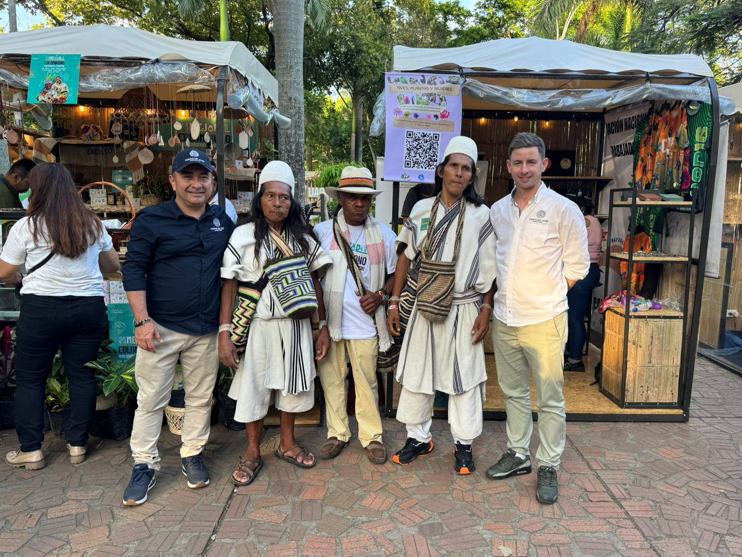 Le directeur de Fonto de vivo, Anthony Cailleau avec César et les communautés indigènes en Colombie