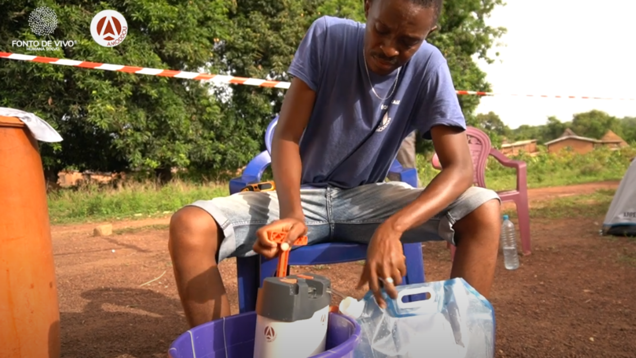 Amoddou purificateurs d'eau ORISA en utilisation dans un seau