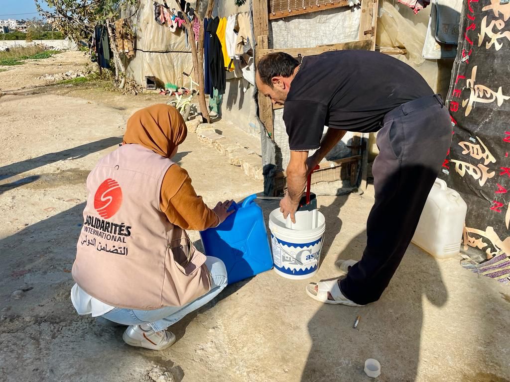Photo de l'utilisation d'un purificateur d'eau ORISA au Liban avec Solidarités International