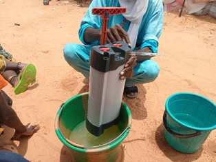 Photo du purificateur d'eau ORISA qui filtre de l'eau au Niger