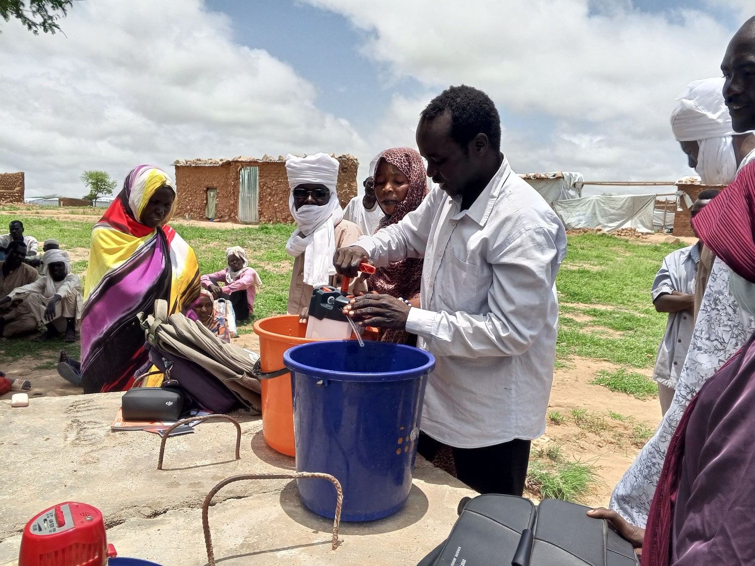 Des réfugiés soudanais au Tchad filtrent leur eau avec le purificateur d'eau ORISA