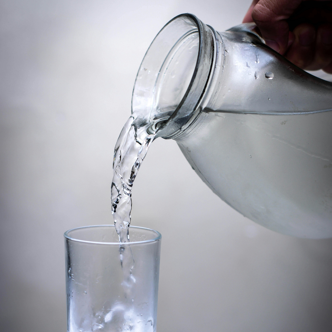 Carafe en verre qui verse de l'eau fraîche