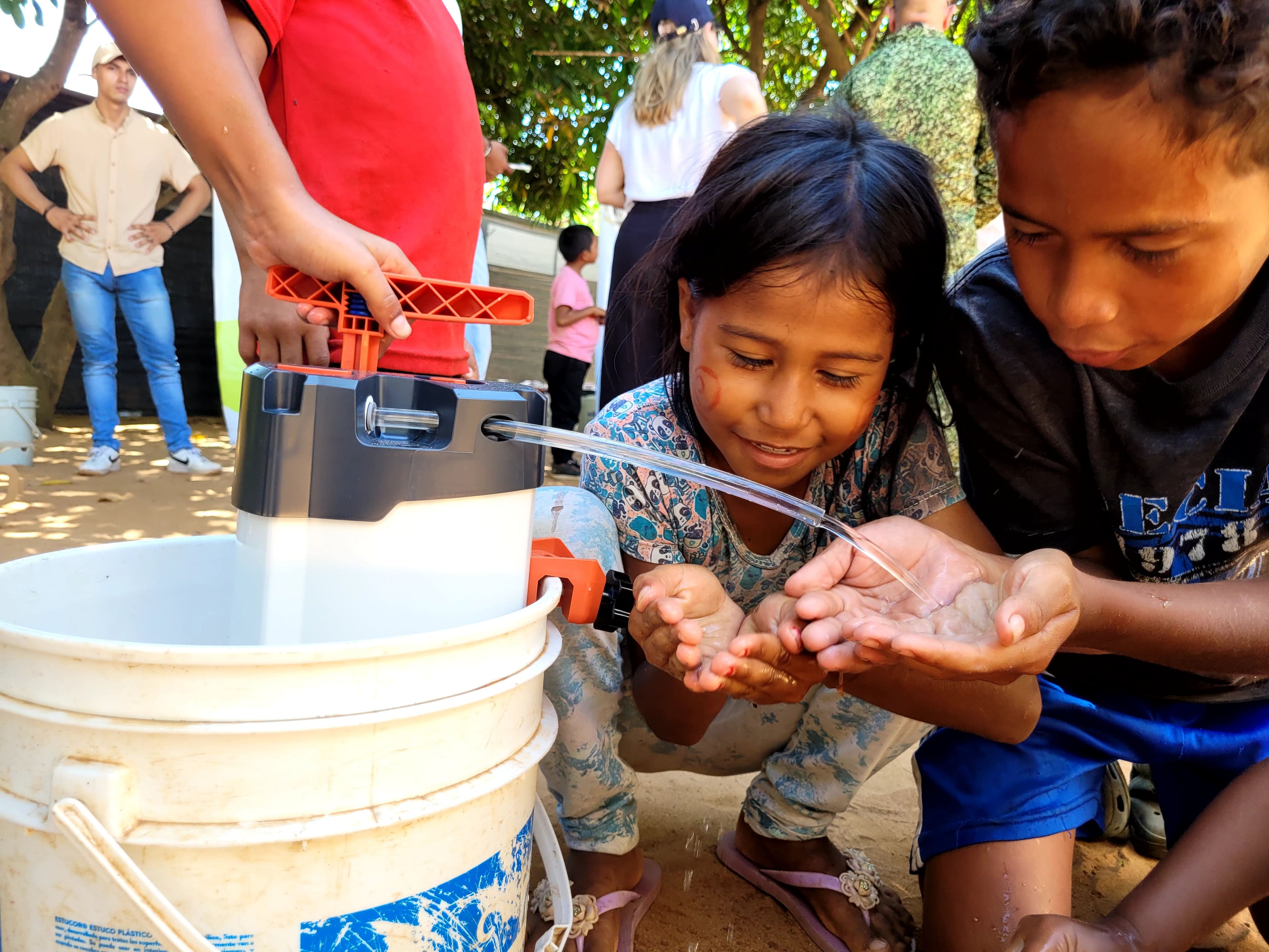 enfants en train de filtrer de l'eau dans le vichada en colombie avec le filtre à eau orisa