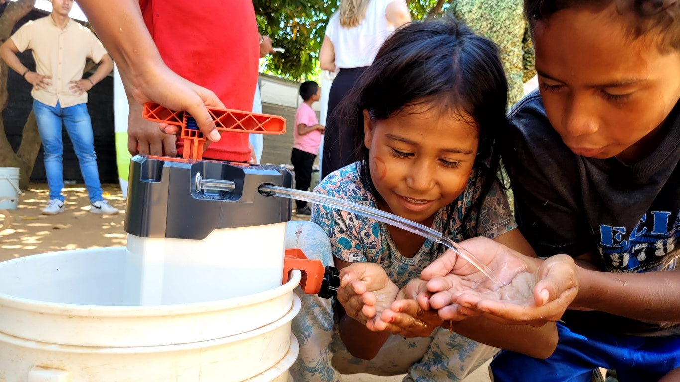enfants en train de filtrer de l'eau dans le vichada en colombie avec le filtre à eau orisa