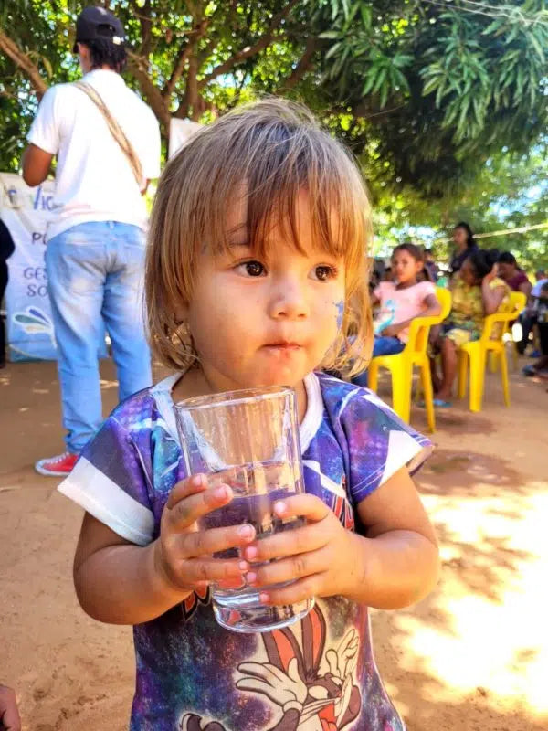 ©Ministère du logement colombien – Enfants de la communauté indigène Esperanza PAVI buvant de l’eau purifiée par ORISA® – Puerto Carreño – Vichada – Colombie