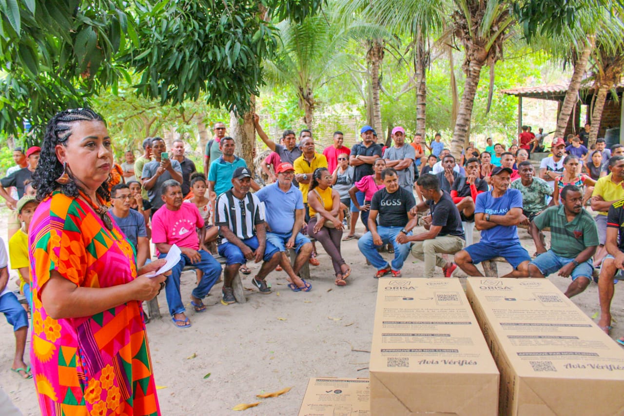 Photo de la communauté et des cartons de purificateurs d'eau ORISA au Brésil