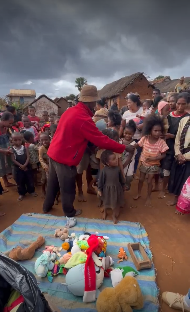 jouets rapportés à l'orphelinat de d'imerimandroso lors de l'expédition d'aquarun avec un orisa