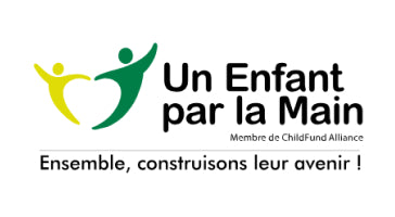 logo un enfant par la main