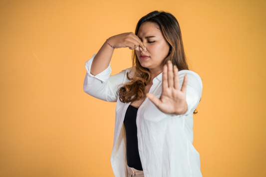Pourquoi mon eau sent mauvais ? Causes et solutions