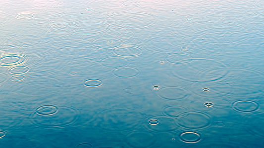 Peut-on boire l’eau de pluie en 2026 ? Réglementation, risques et solutions