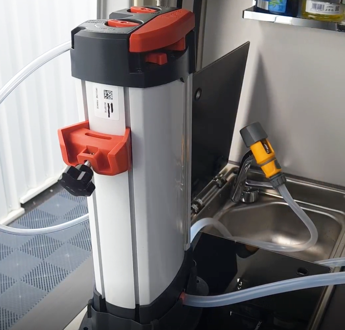 connexion robinet pour véhicule aménagé du purificateur d'eau orisa installé dans un van en tant que equipement pour véhicule de loisir