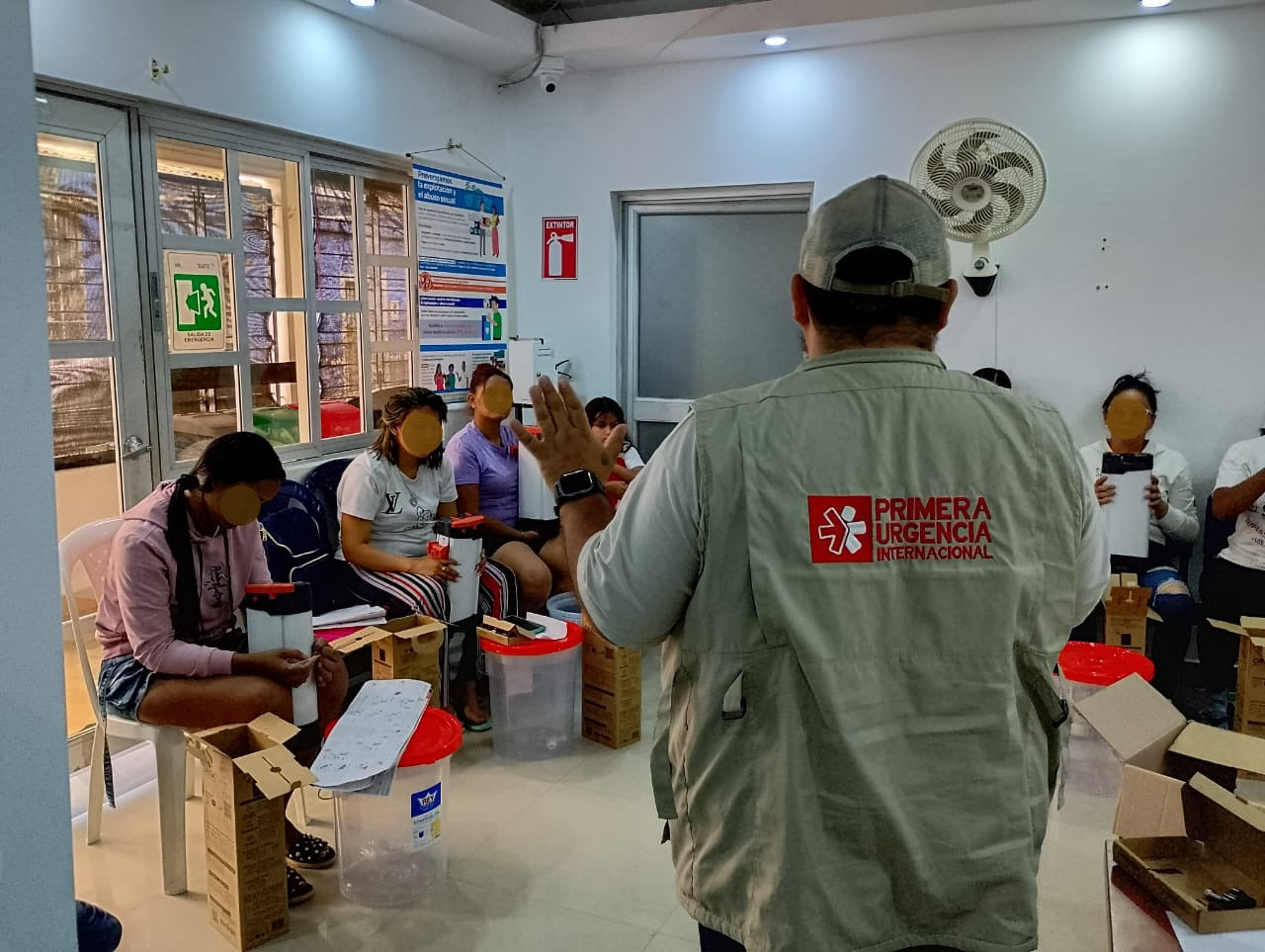 Explications par Première Urgence Internationale sur le fonctionnement du filtre à eau humanitaire ORISA