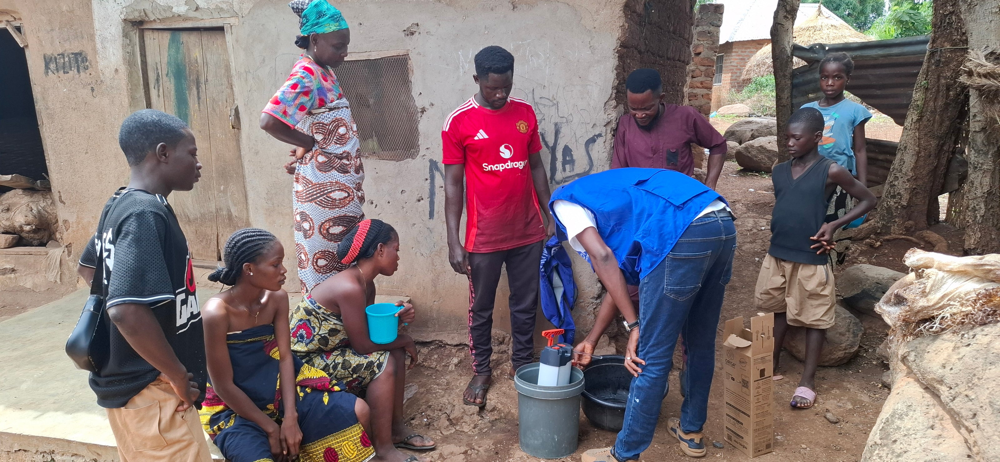 IOM forme une communauté à l'utilisation du filtre à eau ORISA au Nigéria