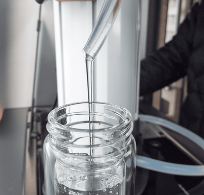 eau filtrée par le purificateur d'eau orisa dans un van