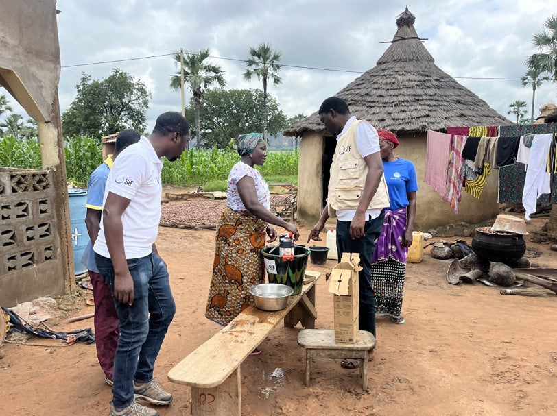 Les équipes du Secours Islamique France forment des burkinabés à l'utilisation du purificateur d'eau ORISA