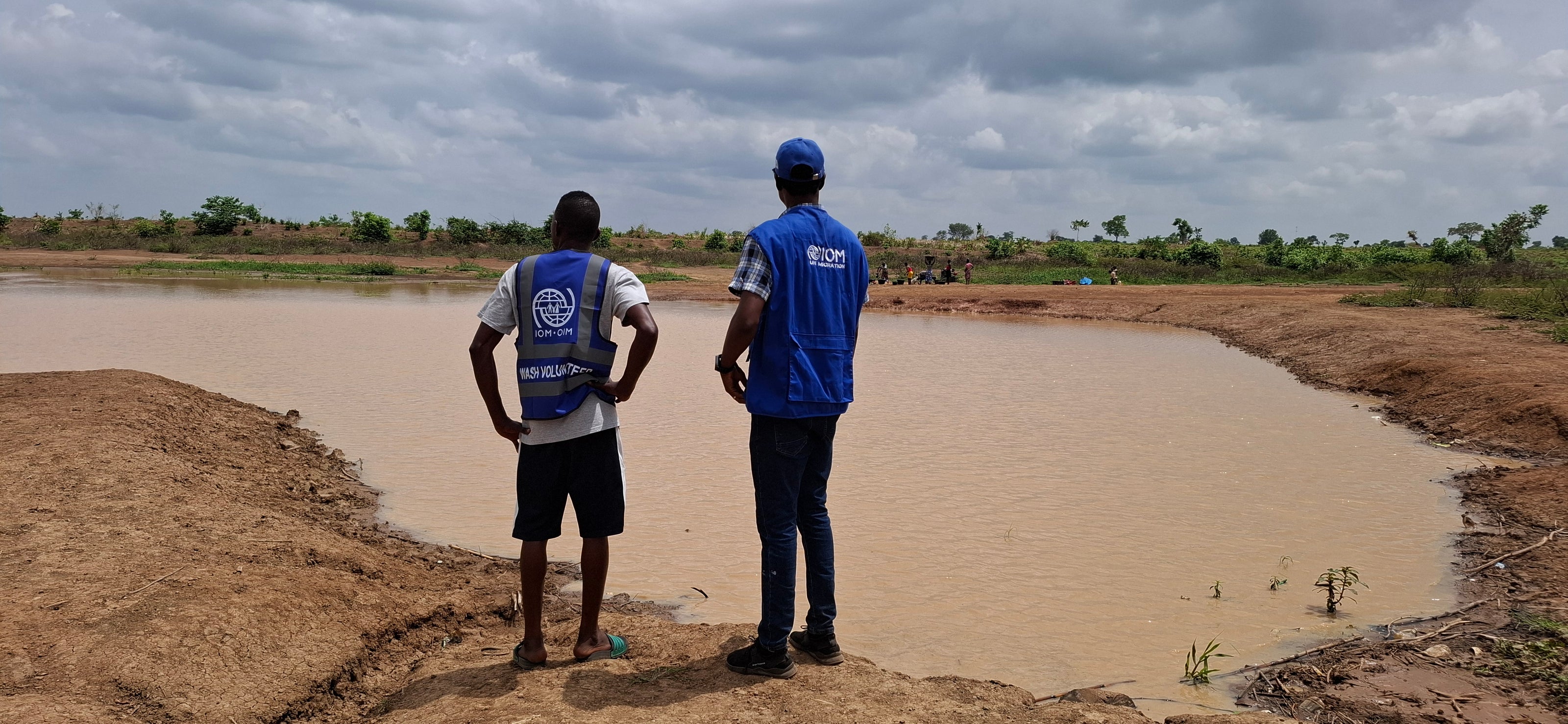 Une communauté Nigériane filtre l'eau de la rivière Bénoué