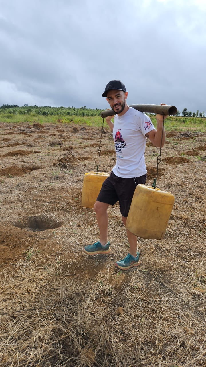 Romain avec les bidons d'eau ors de son expédition avec ORISA à Madagascar