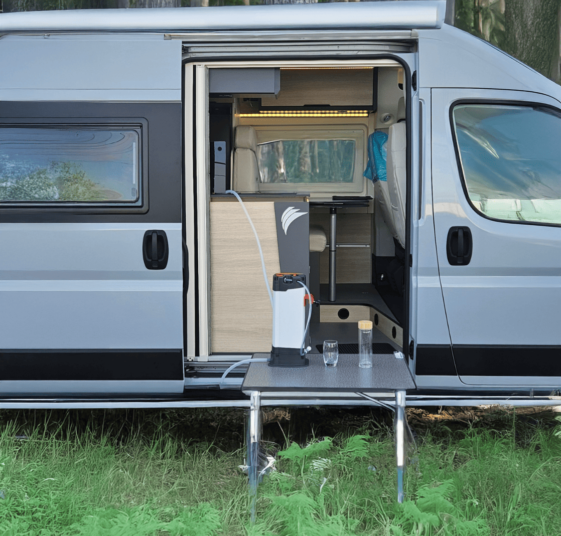 purificateur d'eau orisa et connexion robinet pour véhicule aménagé installé sur un van aménagé dans la nature