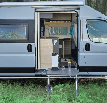 purificateur d'eau orisa et connexion robinet pour véhicule aménagé installé sur un van aménagé dans la nature