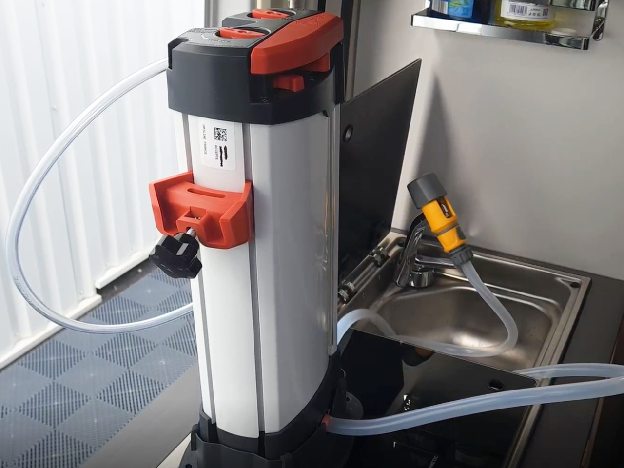 connexion robinet pour véhicule aménagé du purificateur d'eau orisa installé dans un van en tant que equipement pour véhicule de loisir
