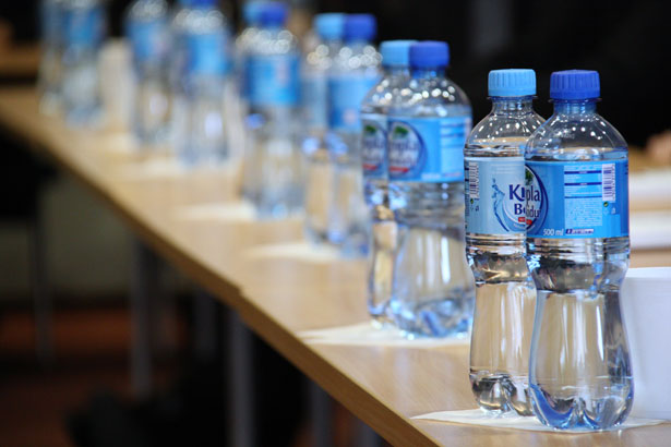 Bouteilles d'eau en plastique qui polluent les sols