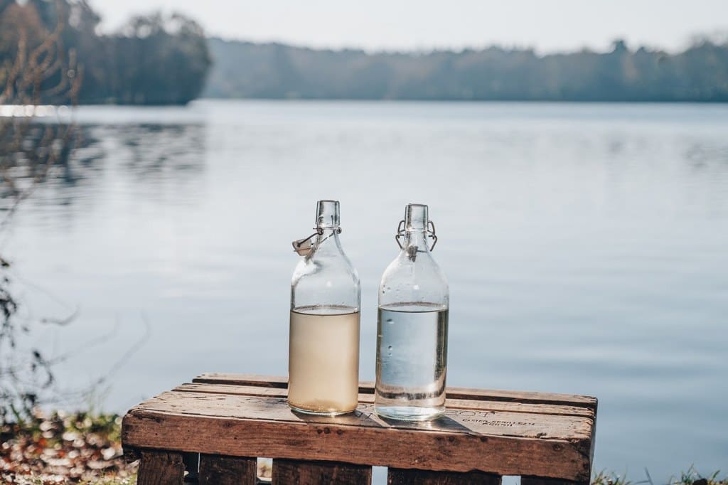 eau sale et eau propre filtrée par le filtre à eau orisa