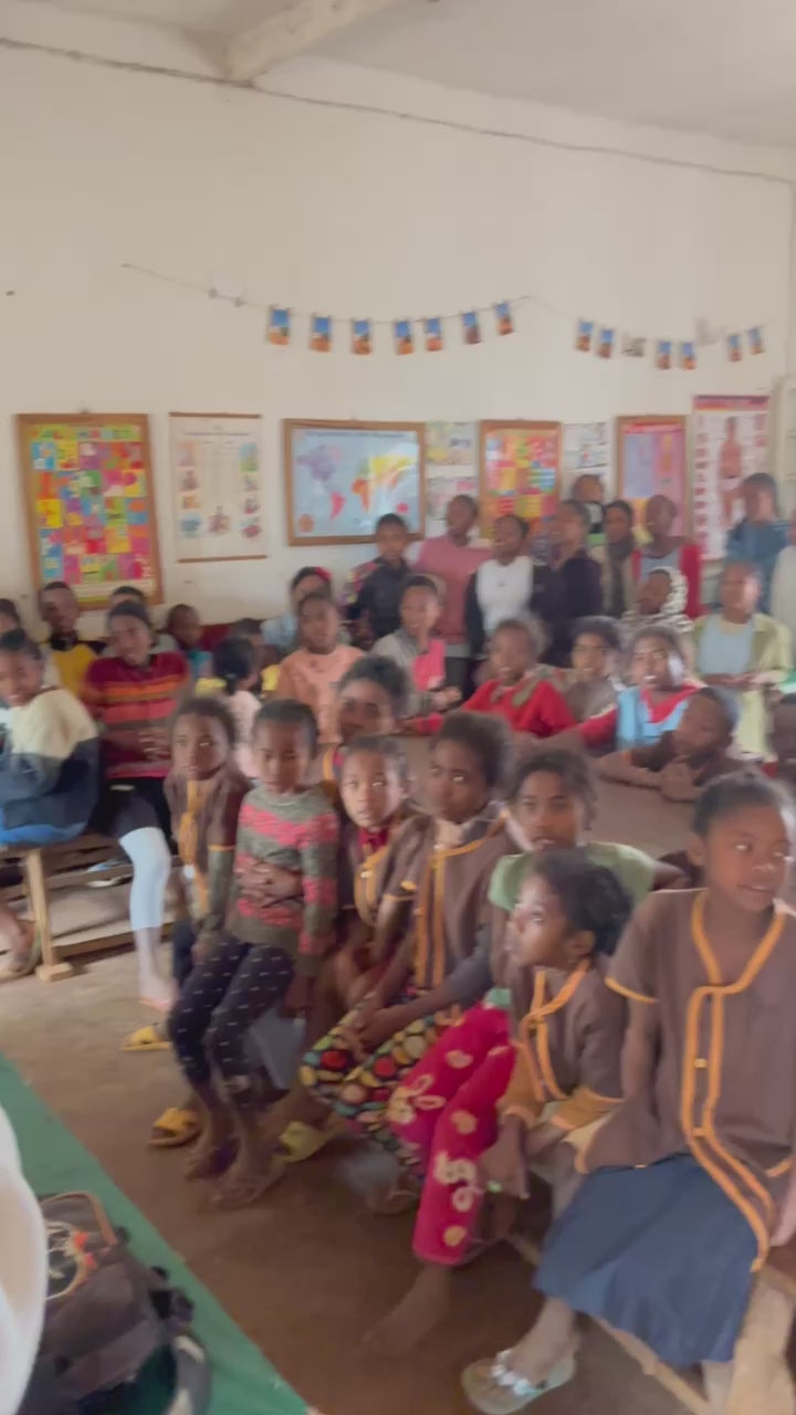 Load video: Enfants de l&#39;orphelinat d&#39;Imerimandroso lors de l&#39;expédition avec un filtre ORISA
