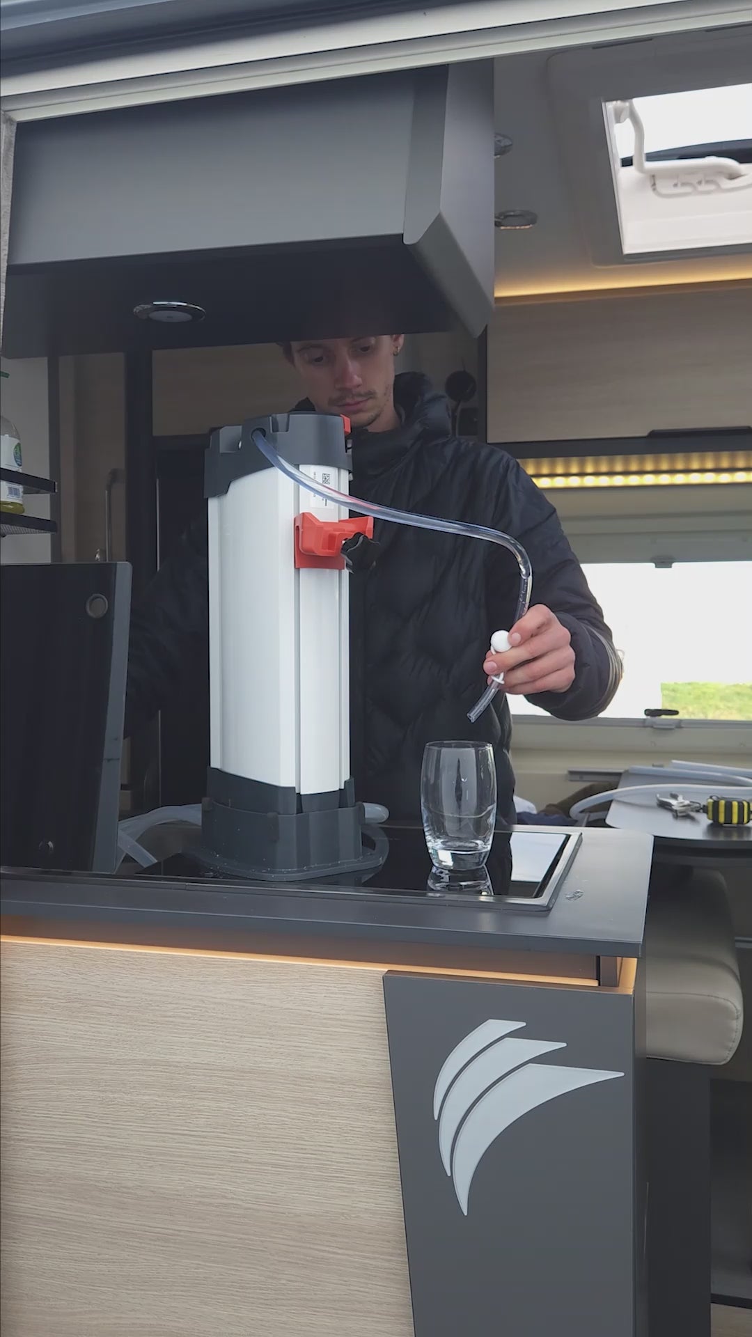 démonstration de la filtration d'eau par orisa nomad composé du filtre à eau orisa et de sa connexion robinet véhicule aménagé dans un van