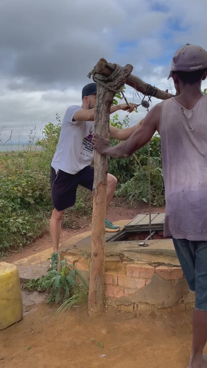 Load video: Puit village lors de l&#39;expédition avec des ORISA à Madagascar