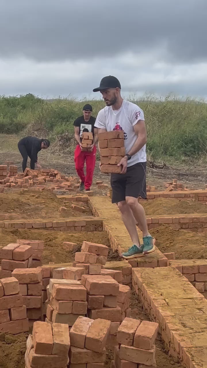 Load video: Construction d&#39;un puits à Madagascar pendant l&#39;expédition avec un purificateur d&#39;eau ORISA