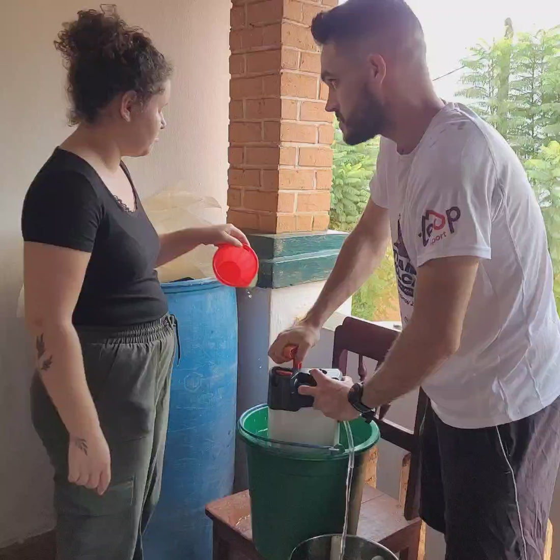 Romain d'Aquarun utilise un purificateur d'eau ORISA et un filtre Doulton lors de son expédition à Madagascar