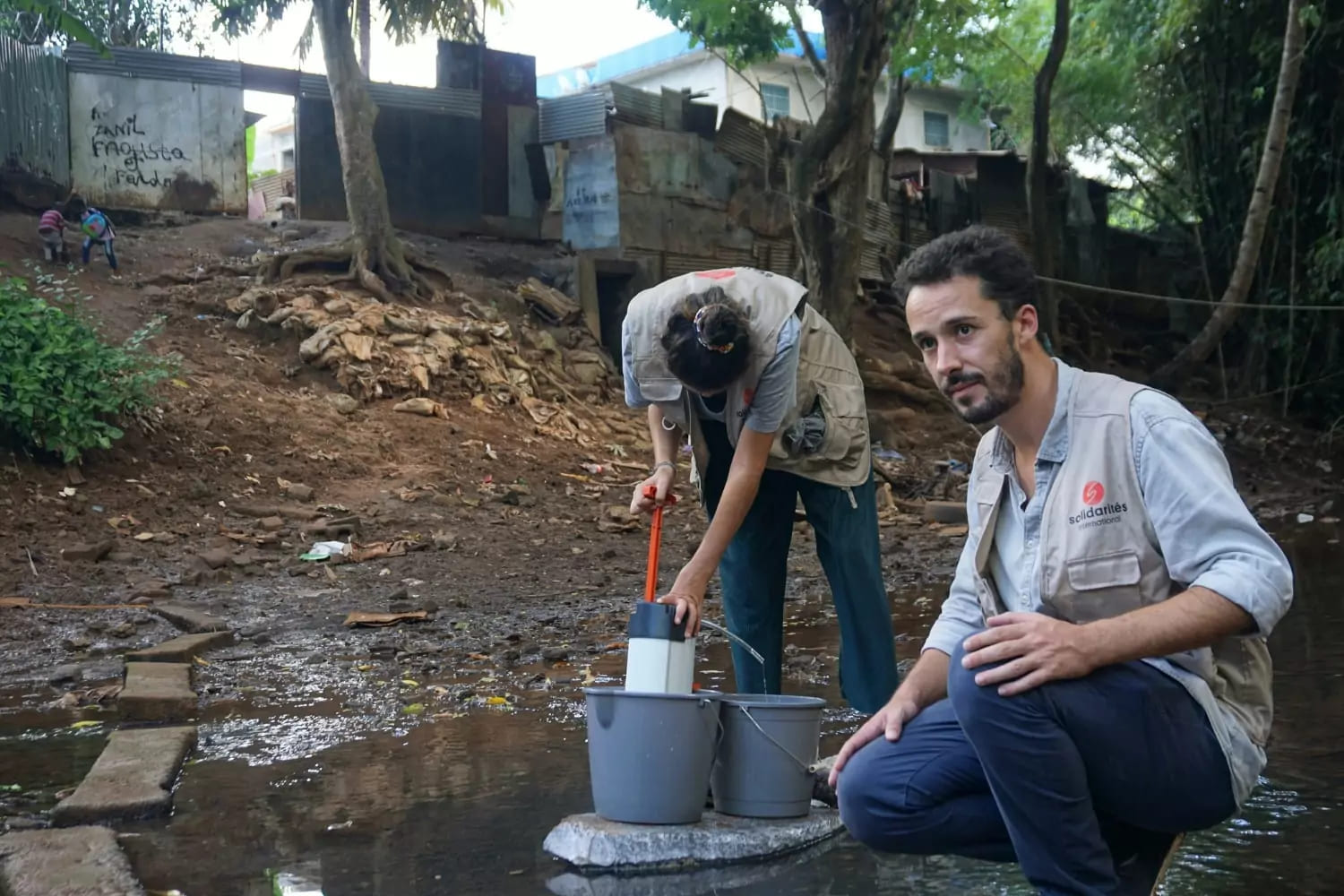 des humanitaires de solidarités international utilisent le purificateur d'eau orisa à mayotte