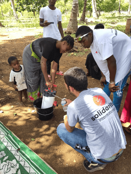 Démonstration du purificateur ORISA® par l’ONG Solidarités International auprès d’une communauté locale à mayotte