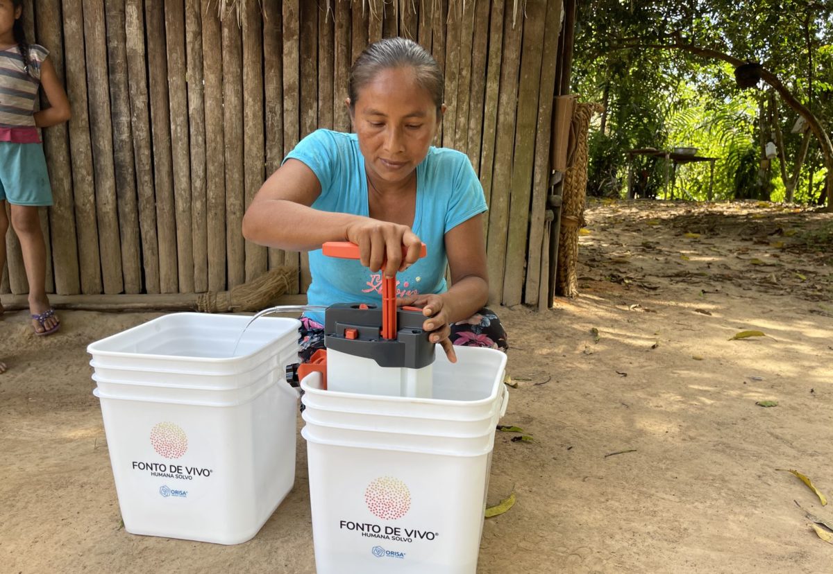 une colombienne filtre de l'eau avec le purificateur d'eau orisa en colombie 