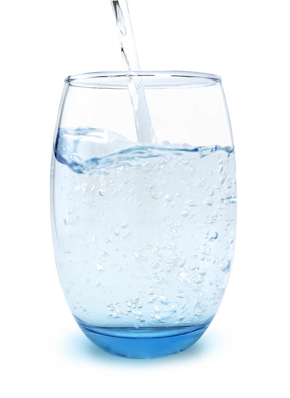verre d'eau symbolisant l'eau en situation de survie