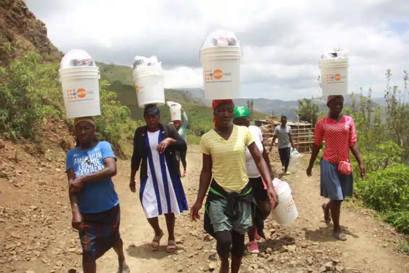 Distribution de purificateurs orisa à ti miska en haiti