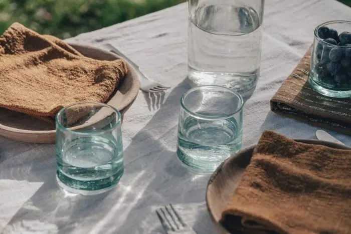 une table de pique nique avec de l'eau filtrée