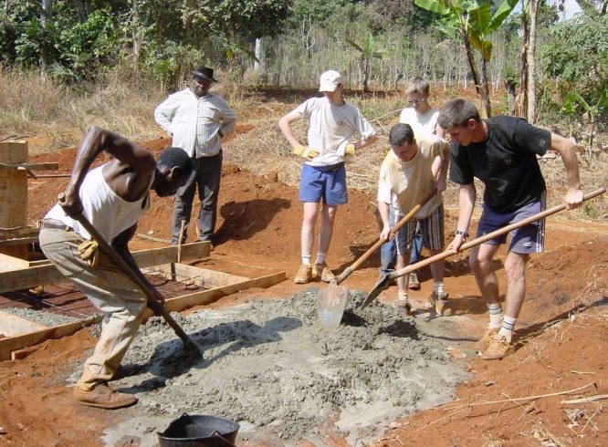 La campagne de construction de puits d’eau potable va continuer et ainsi, entre 2004 et 2006, des puits vont être creusés à Sèdenbom, Magué, Famtun,