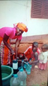 Utilisation du purificateur d'eau ORISA® à Bandjoun, commune de l'ouest du Cameroun. Cela est rendu possible grâce au partenariat entre Fonto de vivo et l'association Echanges France Cameroun
